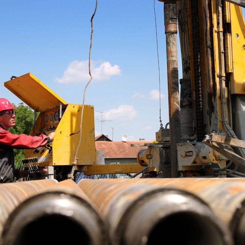 Interior Department Releases Fracking Rule 1 Oil drilling rig workers lifting drill pipe Photo by Robert Gerhardt 14274166
