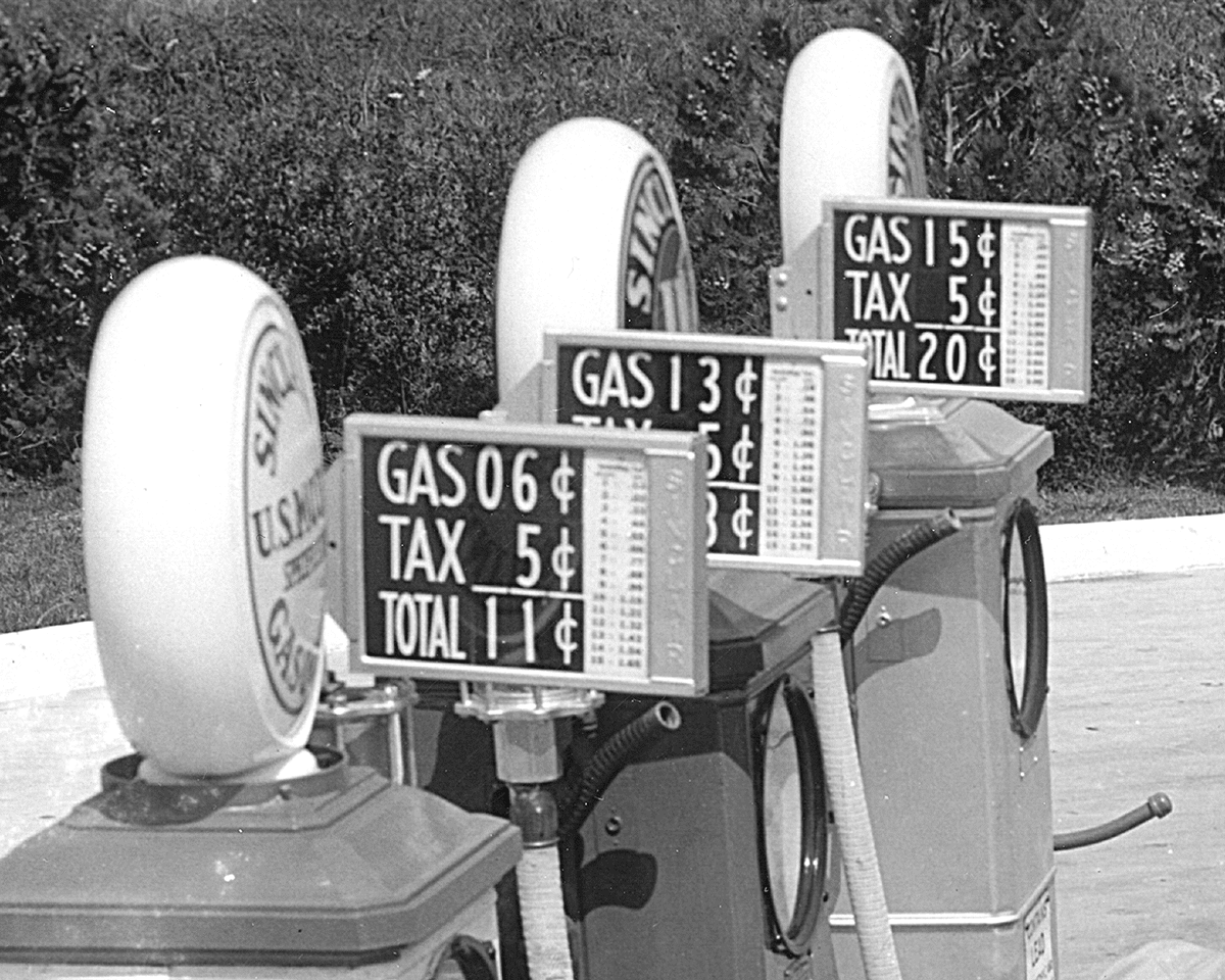 a-SINCLAIR-GAS-STATION-PUMP-PRICES-1934