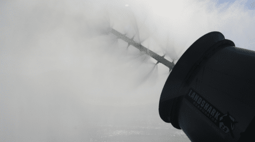 Injecting droplets into the middle of the water flow reduces droplet collisions, making a more efficient flow and keeping particles from escaping into the ambient air.