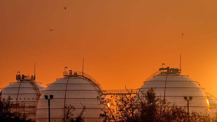 China and US Lead New-build Capacity Growth in Global LNG Regasification and Liquefaction Sectors 1 China and US lead new-build capacity growth in global LNG regasification and liquefaction sectors