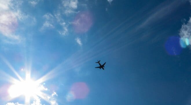 https://c.pxhere.com/photos/a3/34/sky_sun_blue_clouds_aircraft_rays_back_light_freedom-890826.jpg!d