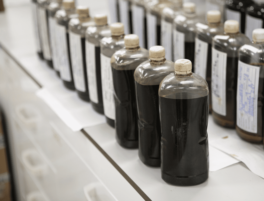 Samples for selective analysis of the oil fluid.
