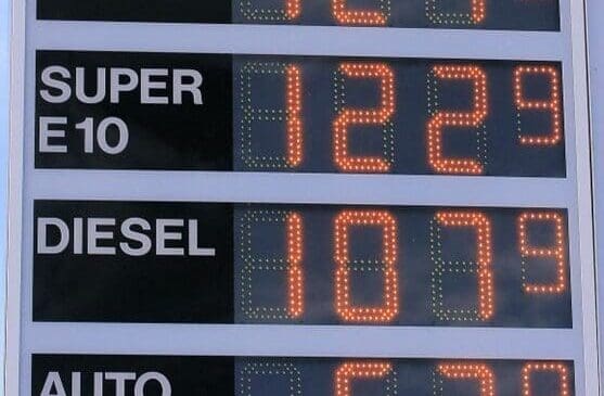 The Impact of Wholesale Oil and Gas Prices Exploring the Factors Driving the Market 557x570 1