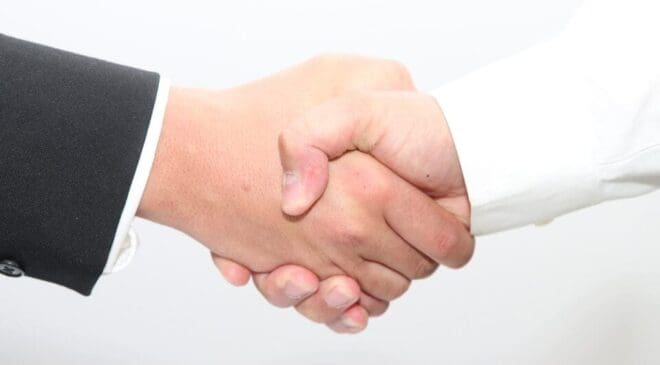 Devon Energy Announces Expansion with $5B Grayson Mill Purchase 7 handshake 6598539 1280 960x640 1