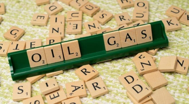 A wooden block with the word oil on it