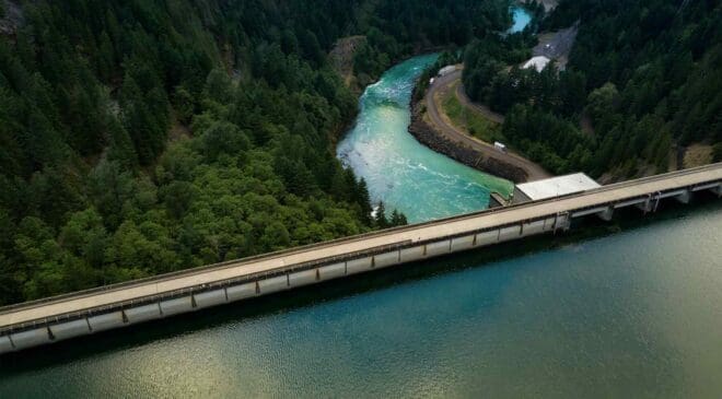 This hydroelectric dam "taught" thousands of salmon to wait for the correct gate to open before entering the river 42 hydroelectric dam and its river