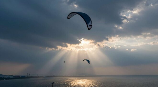 Flying kites the size of passenger jets could soon power entire cities, and a breakthrough simulation just showed they can do it together 8 Kite