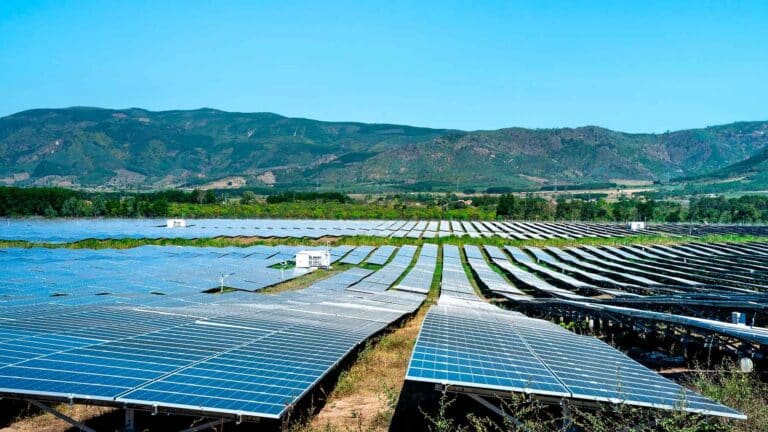 DTE brings a 100 MW Michigan solar farm online to help power Ford’s manufacturing footprint with more homegrown renewable electricity 9 DTE 100 MW Michigan solar farm