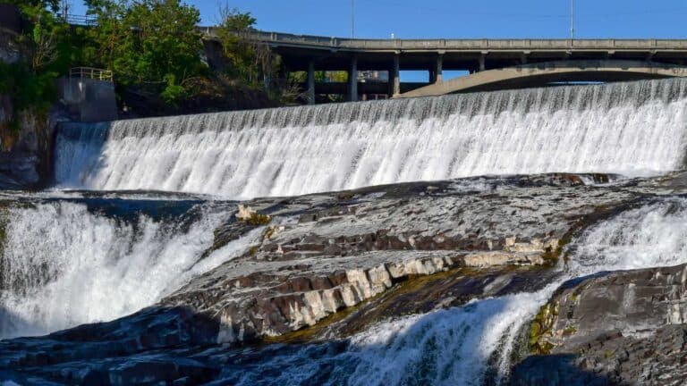 Washington’s Swift Dam uses a floating salmon collector and trucks to bypass barriers while upstream passage reopens 117 miles