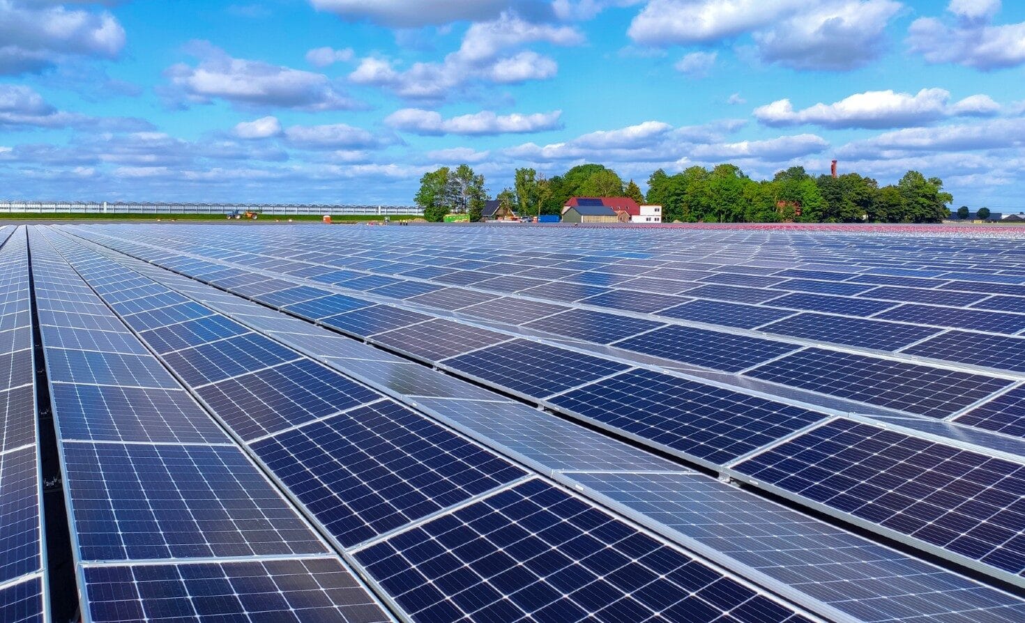 Solar panels glare near airport runway approach path in Netherlands, amsterdam glare off