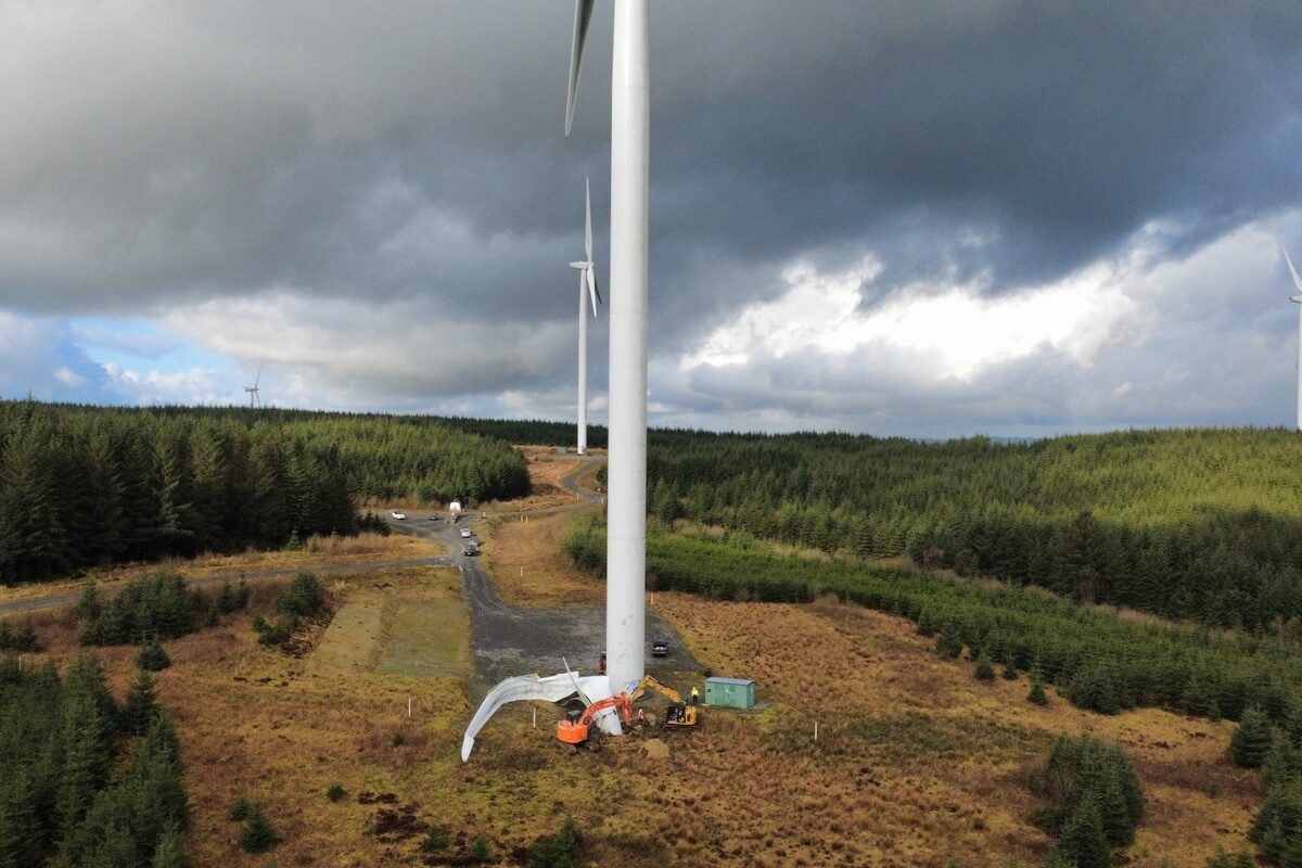 Collapsed turbine tower in field after fourth Missouri wind farm failure, state s biggest